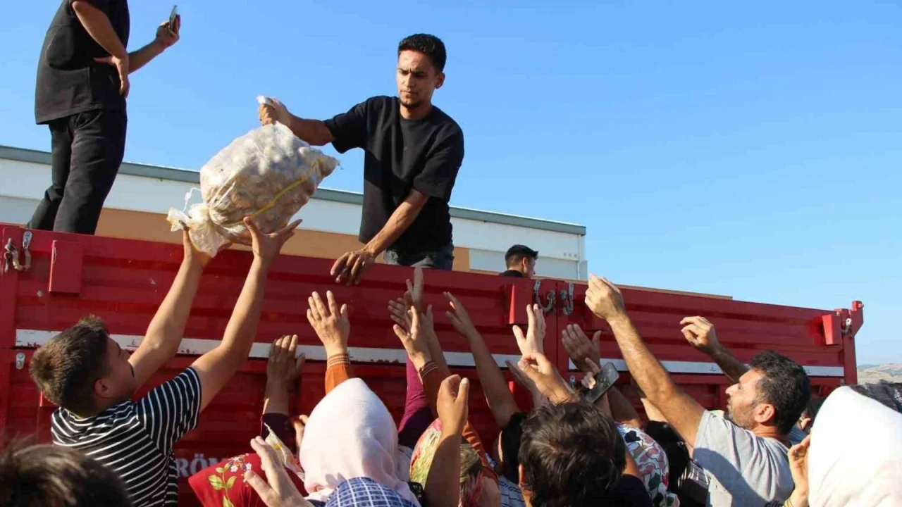 150 bin liralık patatesi ücretsiz dağıttı: Meydanda 10 dakikada tek patates kalmadı