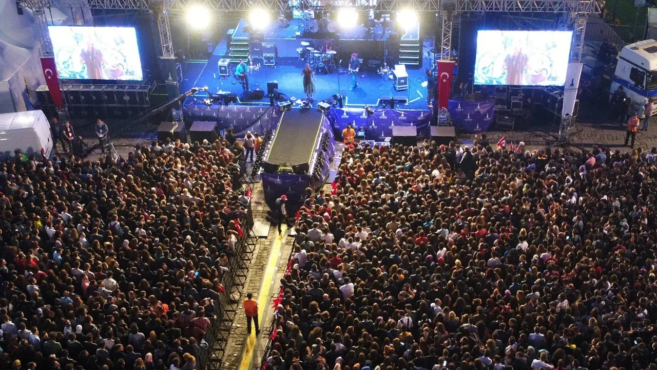 19 Mayıs'ta İzmir'de Özlem Menokan Konseri