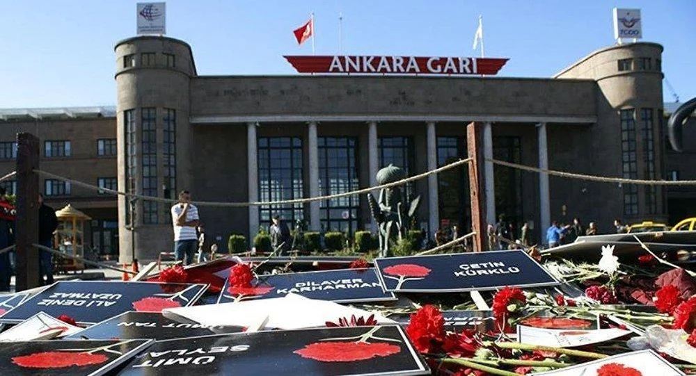 Akhisar’da tur otobüsü ile çekici çarpıştı 11 kişi hayatını kaybetti