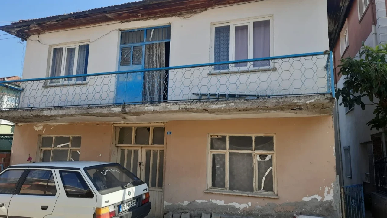 Amasya'da öz oğlu 90 yaşındaki annesini icra yoluyla evden çıkarmak istedi