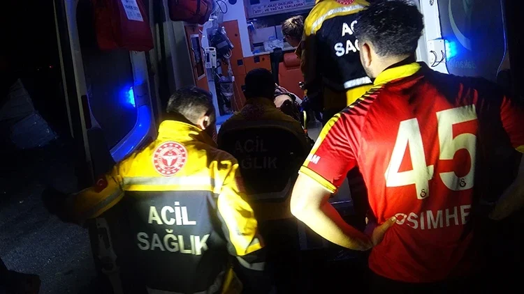 Antalya’da hortum işçilerin kaldığı konteynerleri parçaladı