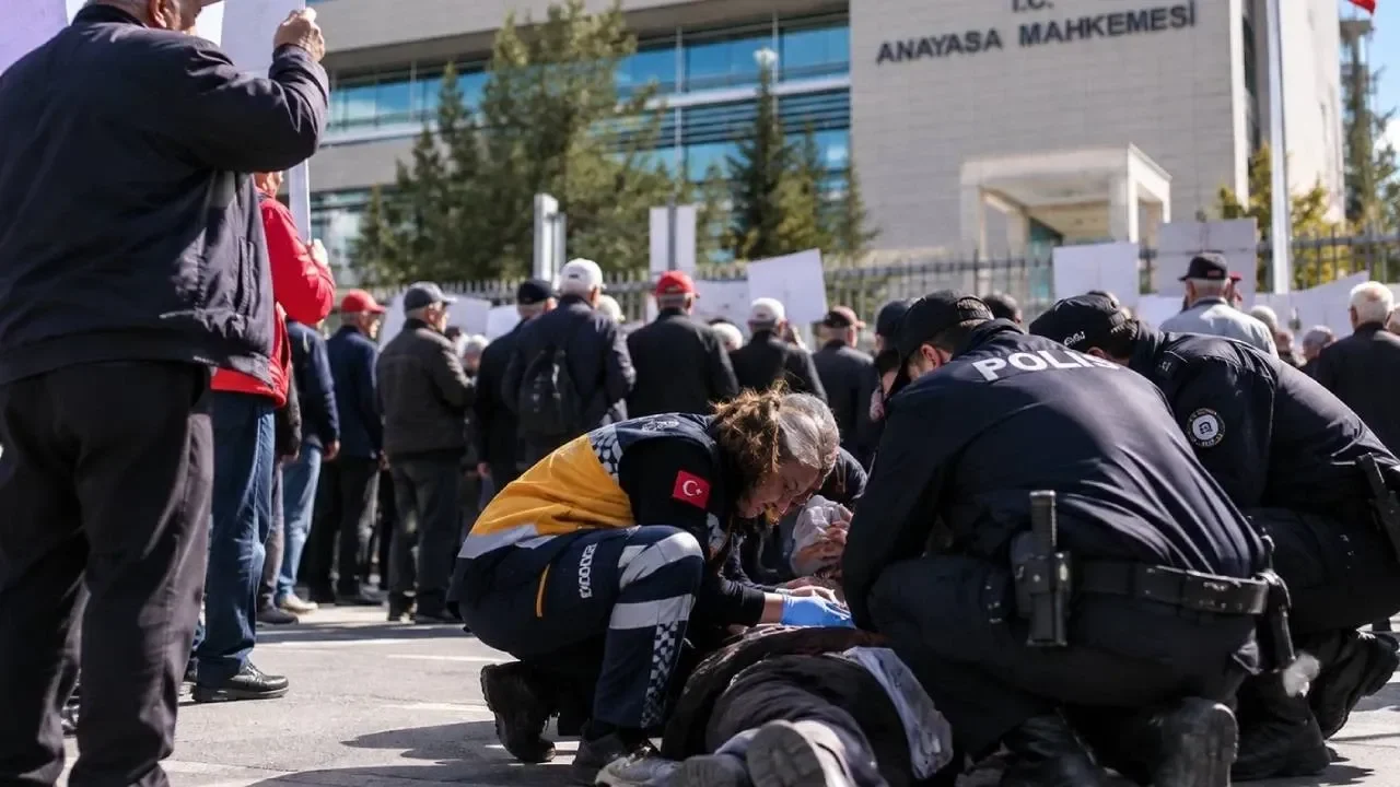 AYM önündeki emekli eylemi Ali Şekeroğlu’nun ölümüyle sarsıldı