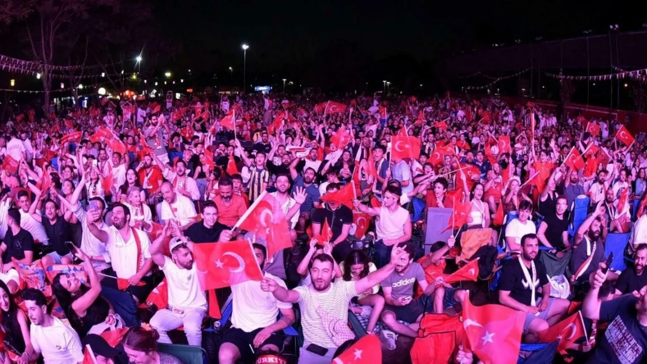 Bakan Çiftçi talimat verdi: Meydanlarda toplu maç izlenmeyecek