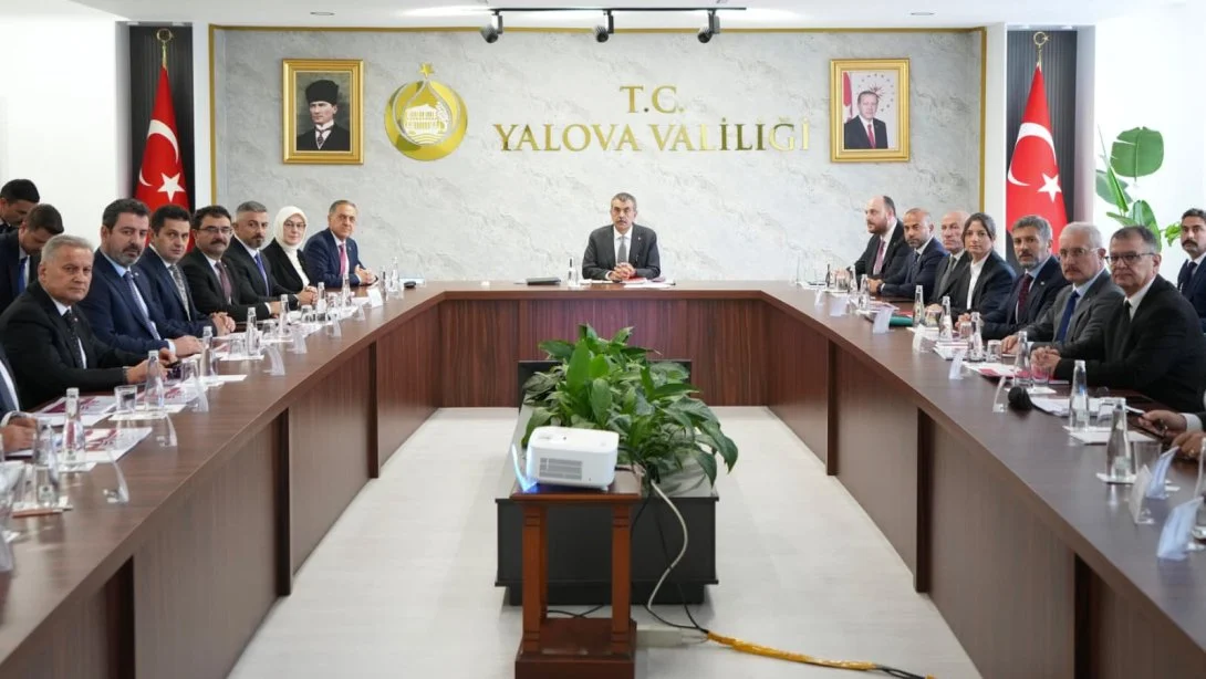 Bakan Tekin eğitim gündeminin üç başlığını aynı anda taşıdı