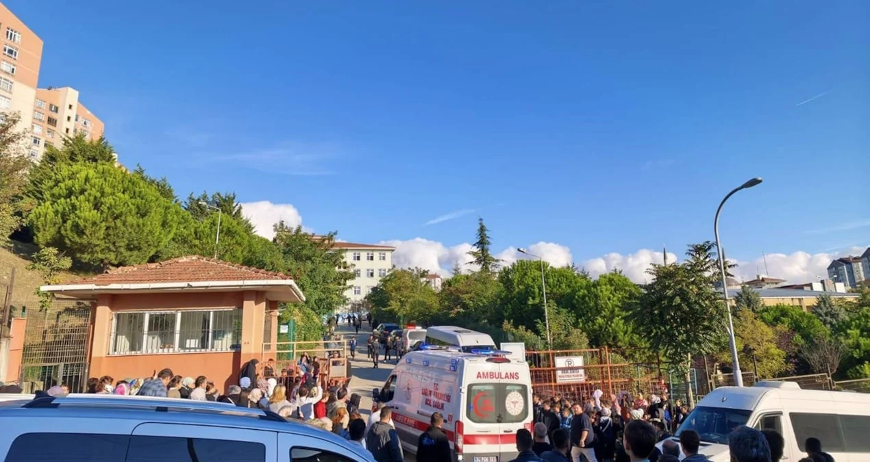 Başakşehir’de okul kapısında bıçaklı saldırı öğrencileri yaraladı
