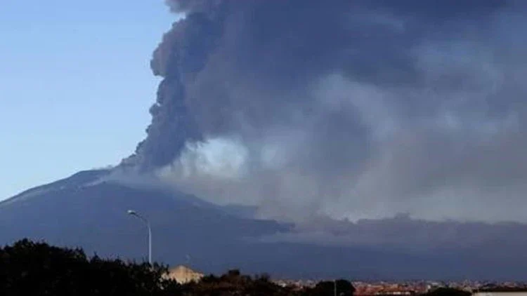 Etna’nın kül bulutu Sicilya’da hava trafiğini durdurdu