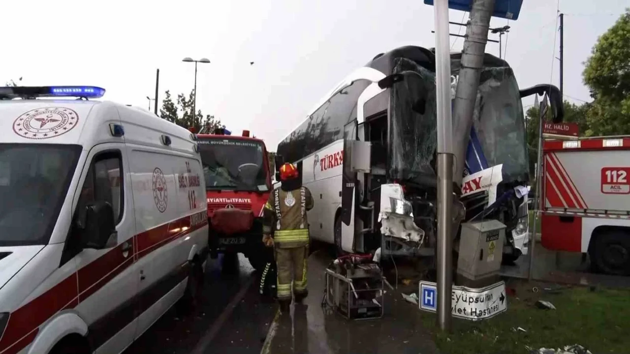 Eyüpsultan'da trafik kazası: Yolcu otobüsü otomobile çarptı
