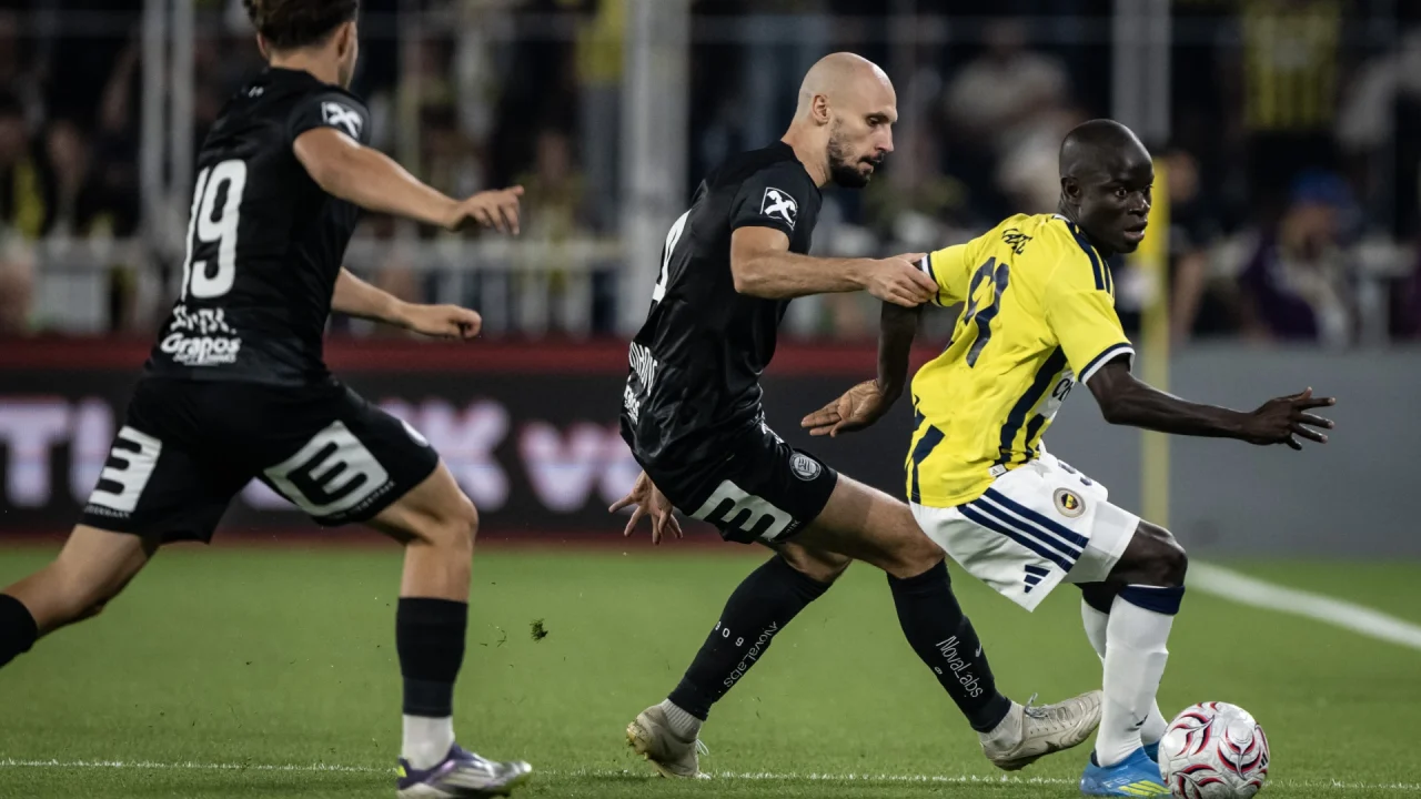 Fenerbahçe-Sturm Graz maçında olay pozisyon: Taraftardan hakeme büyük tepki