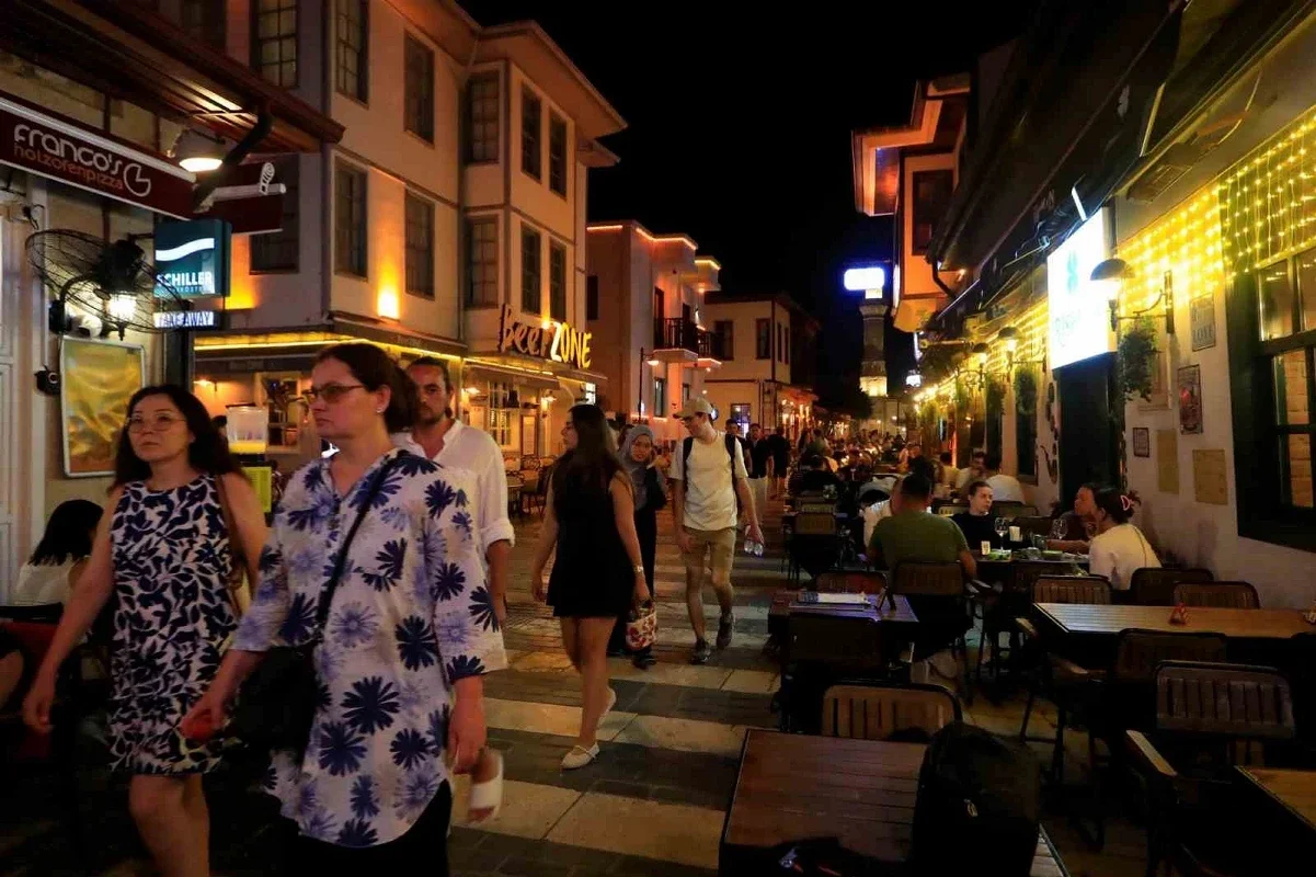 Gündüz sessiz, gece bambaşka! Antalya'da nüfusu saatler içinde 100 katına çıkıyor