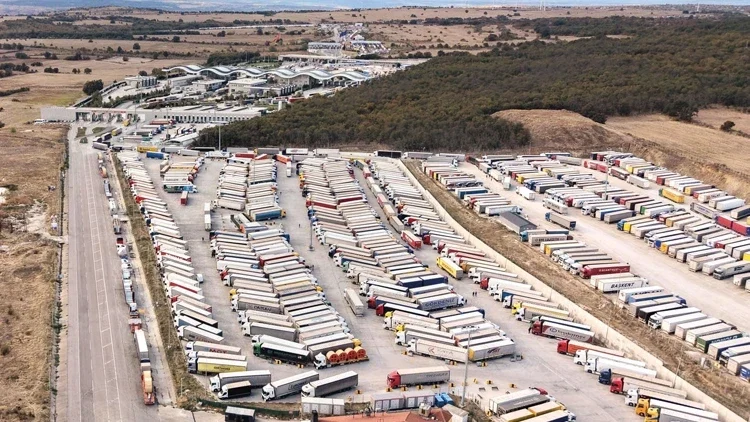 Hamzabeyli’de TIR kuyruğu 30 kilometreye dayandı