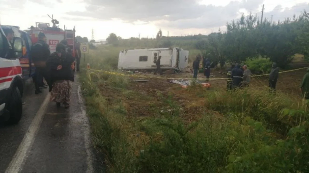 Isparta'da tur minibüsü şarampole yuvarlandı: 4 kişi öldü, 16 yaralı var