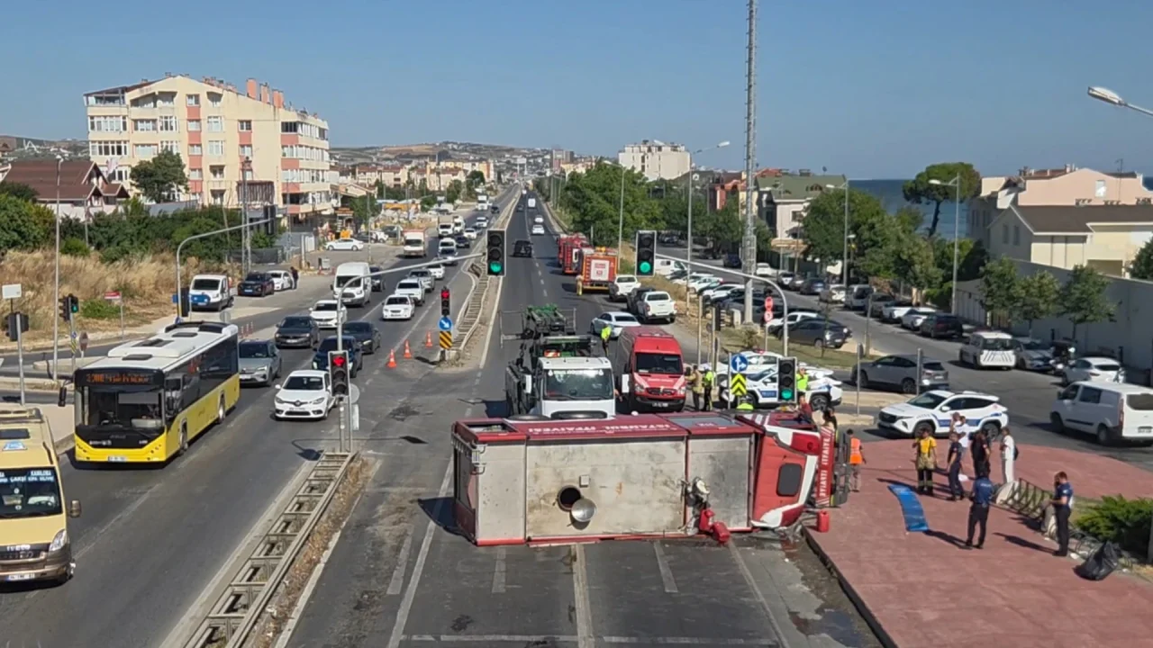 İstanbul'da korkutan kaza: Yangına giden itfaiye aracı böyle devrildi