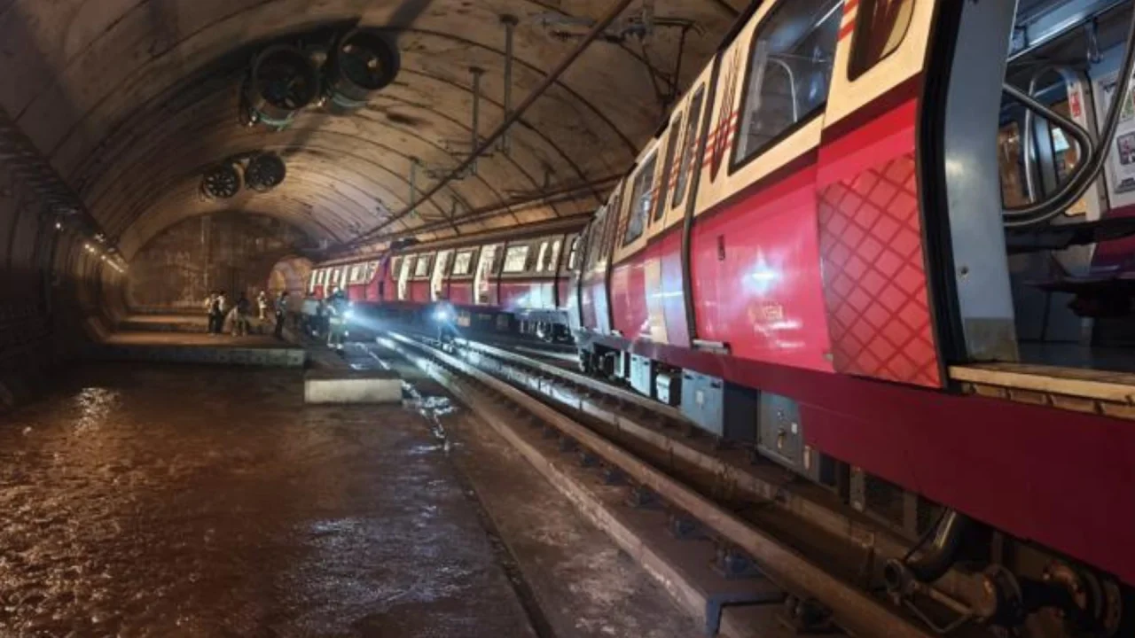 Kadıköy-Sabiha Gökçen metrosu raydan çıktı: Yolcular tahliye ediliyor