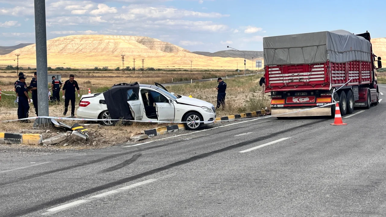 Kamyonla çarpışan otomobilde acı bilanço: Üç can kaybı var