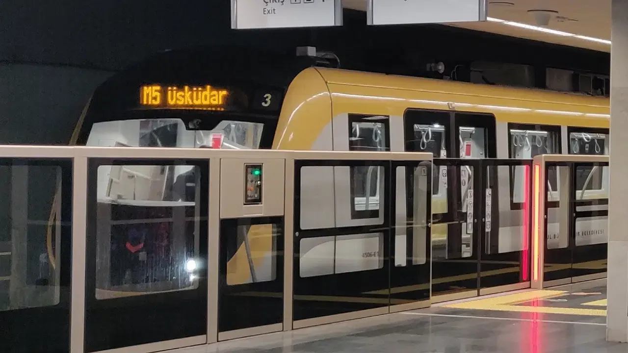 M5 Metro Hattında Patlama Sesleri Yolcular Tahliye Edildi