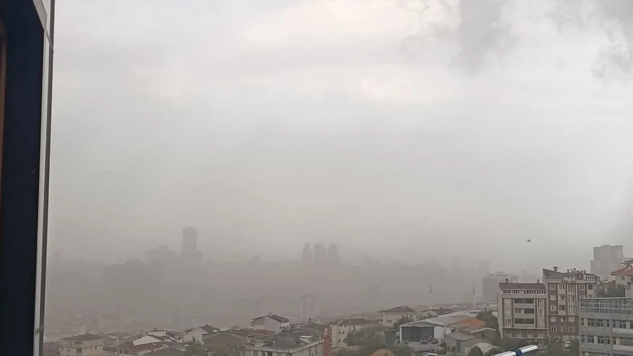 Meteoroloji uyarmıştı: Çatılar uçtu, ağaçlar devrildi
