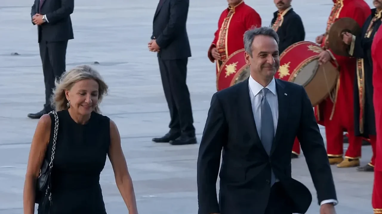 Miçotakis'in yürüyüşü Kemal Sunal'ın 'Sahte Kabadayı' karakterine benzetildi