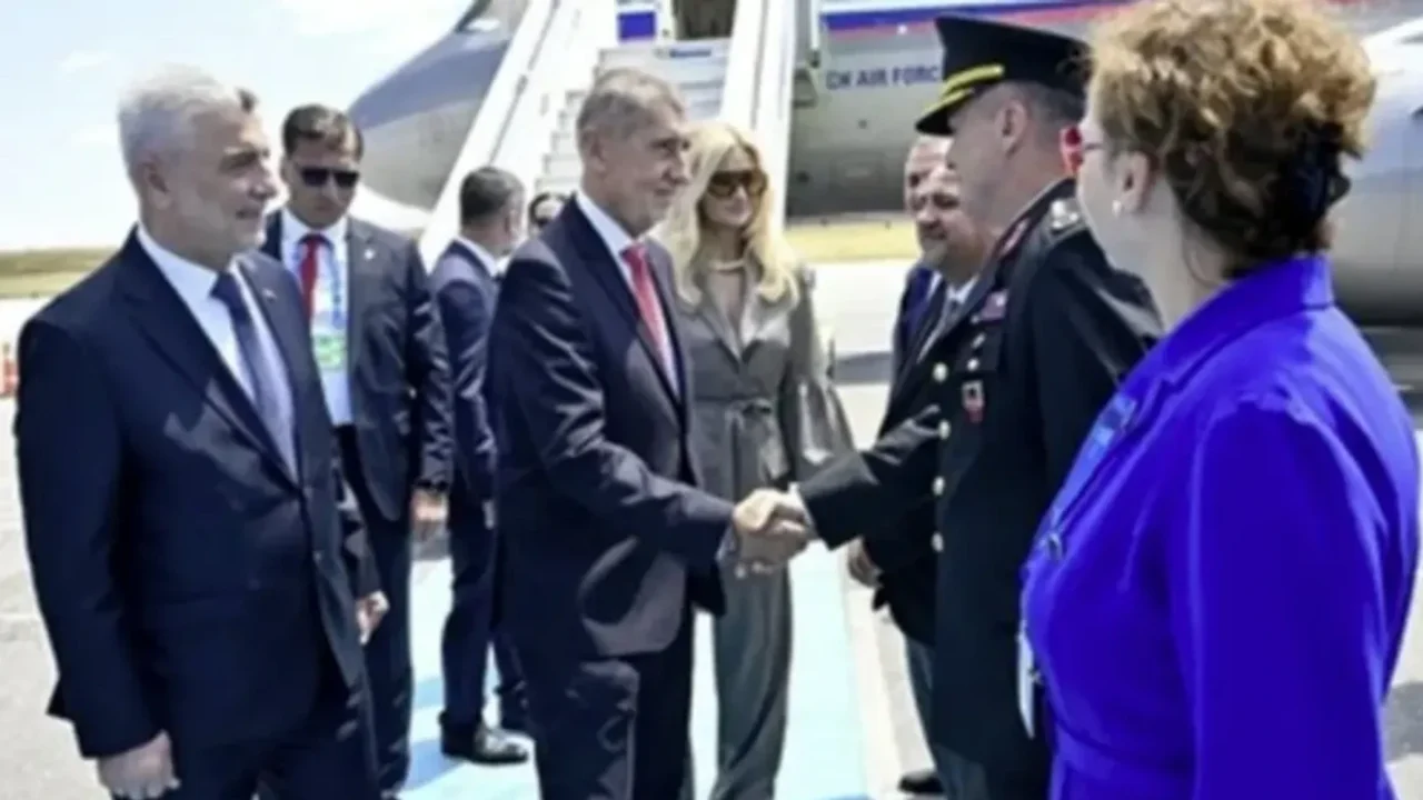NATO fotoğrafı gündem oldu: Bir ülke, iki lider
