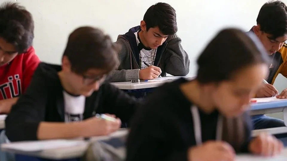 Okullar yarın tatil mi, var mı? 18 Mayıs Pazartesi okullarda ders durumu
