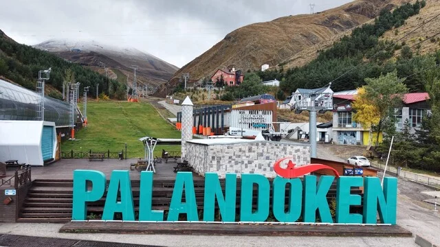 Palandöken Geçidi’nde Kar Ulaşımı Felç Etti