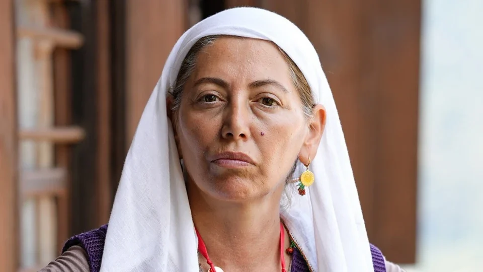 Taşacak Bu Deniz dizisinde Emriye Hala karakterini Ayla Baki canlandırıyor