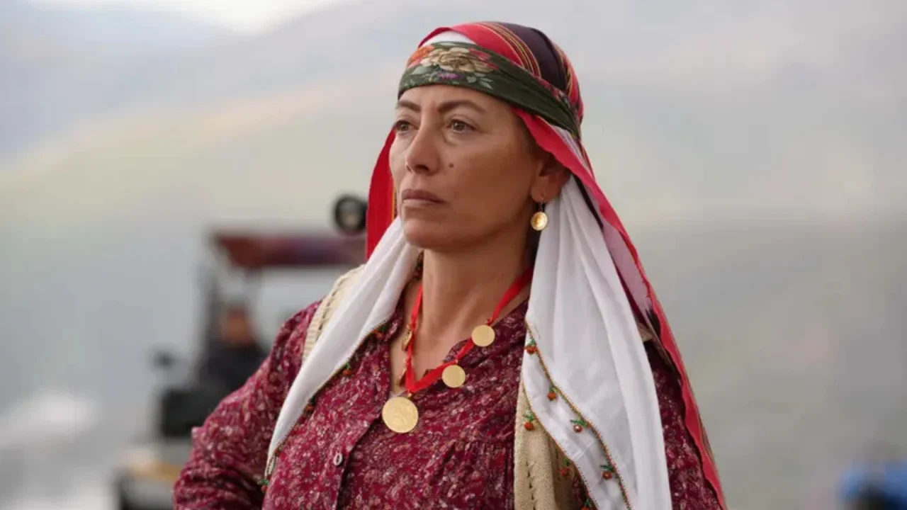 Taşacak Bu Deniz dizisinde Emriye Hala karakterini Ayla Baki canlandırıyor