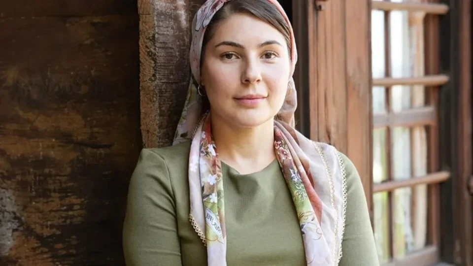 Taşacak Bu Deniz dizisinde Huriye karakterini Buse Sinem İren canlandırıyor