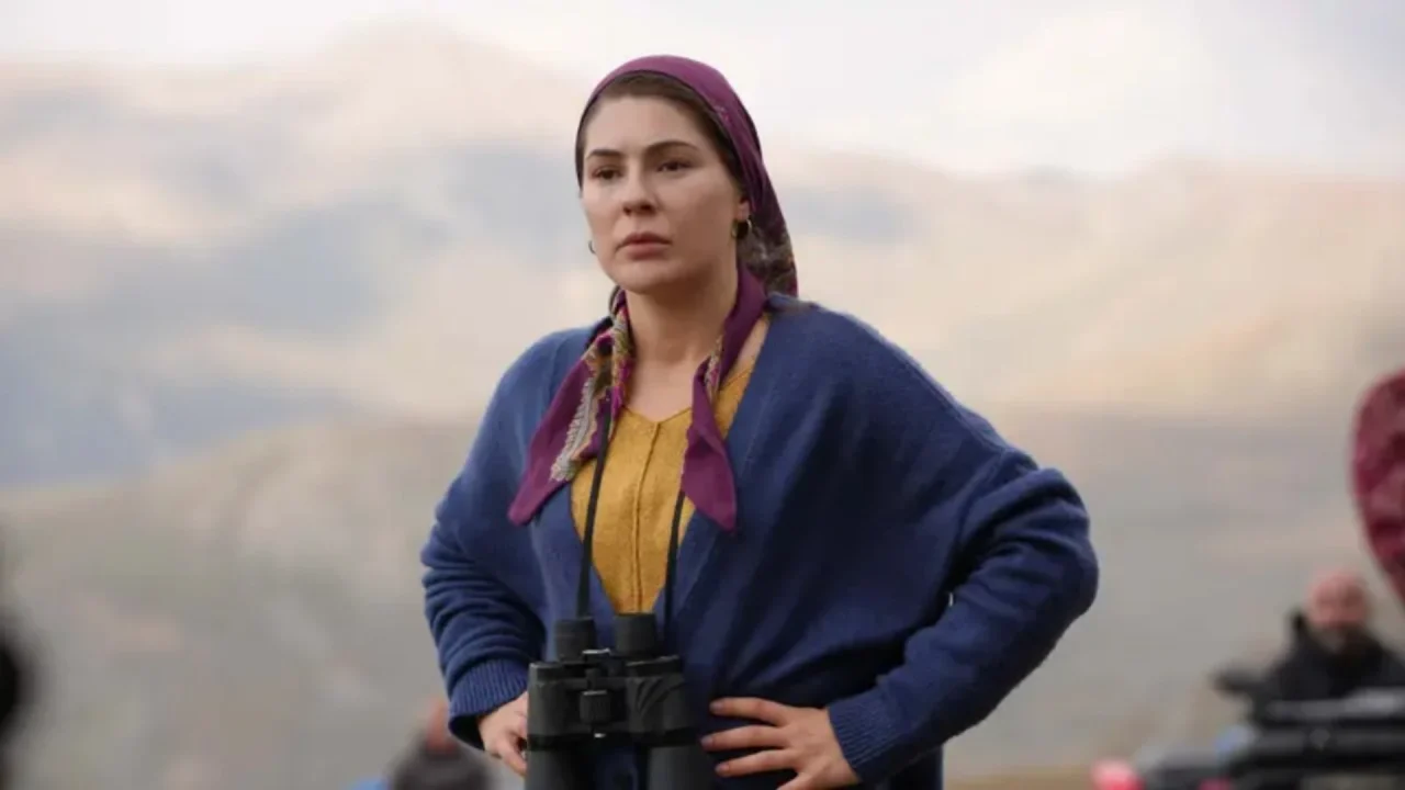 Taşacak Bu Deniz dizisinde Huriye karakterini Buse Sinem İren canlandırıyor
