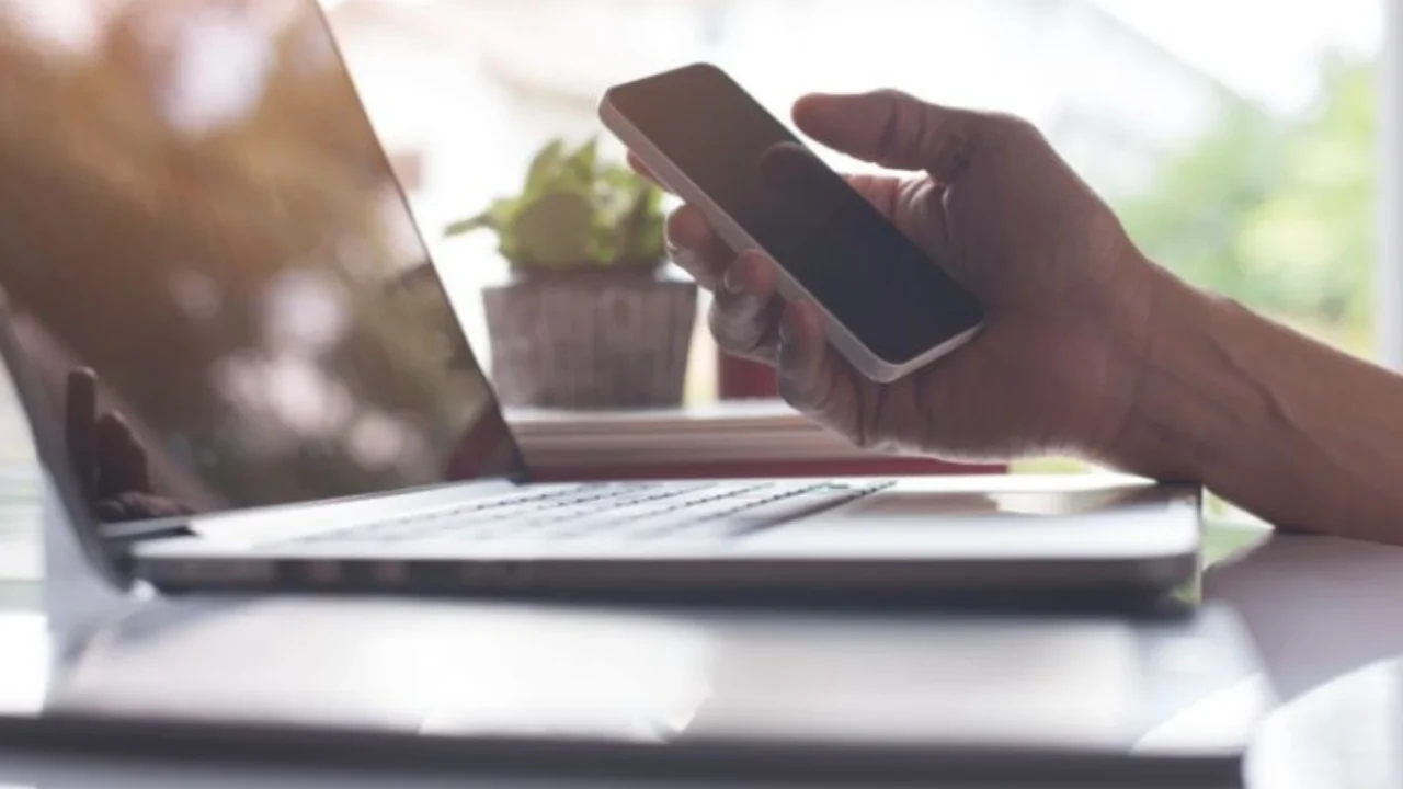Telefonu eline alan ilk ona bakıyor: Meğer sebebi çocukluğa dayanıyormuş