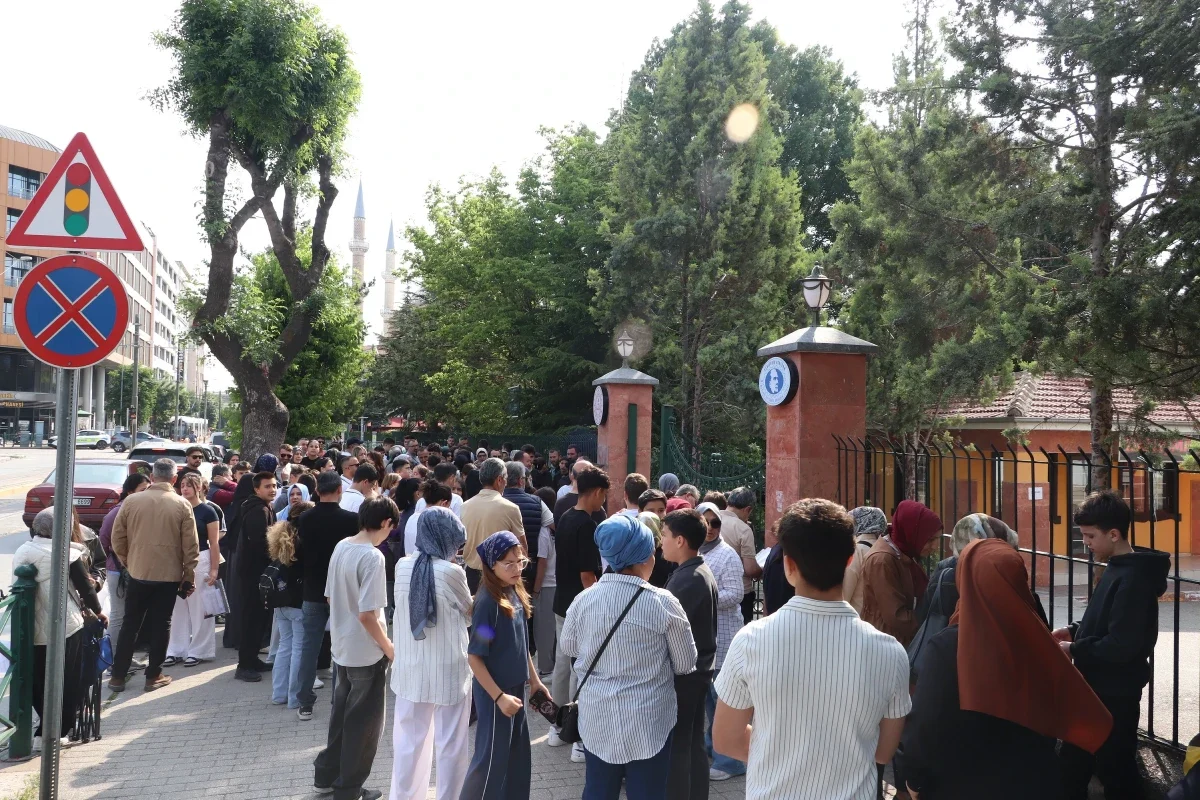 Tüm yurtta LGS heyecanı: Bir milyondan fazla öğrenci ter döküyor