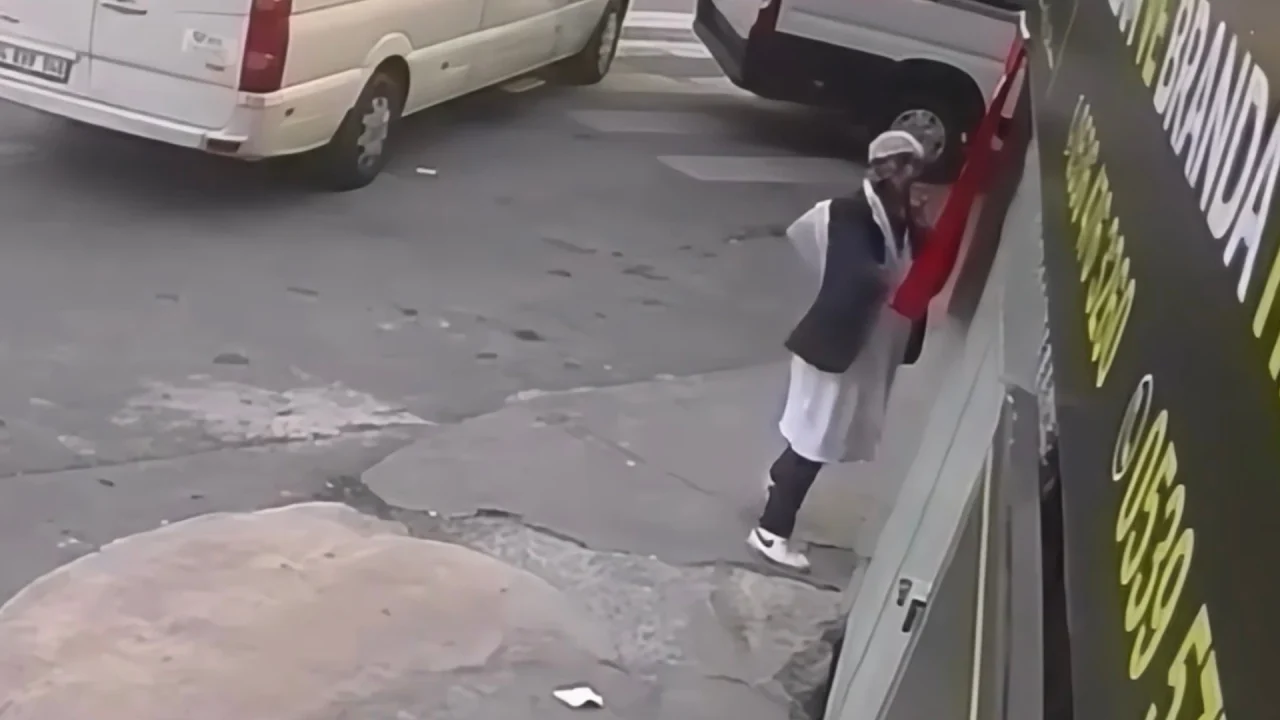 Yoldan geçerken Türk bayrağını söküp yere attı