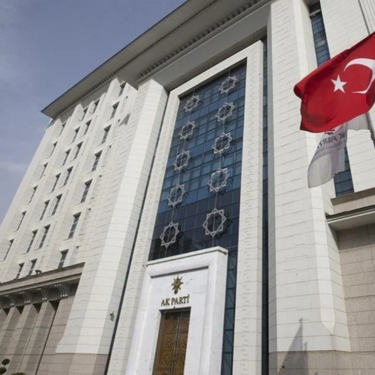Zeynel Emre hakkındaki tazminat davası iddiası siyasetin gündeminde